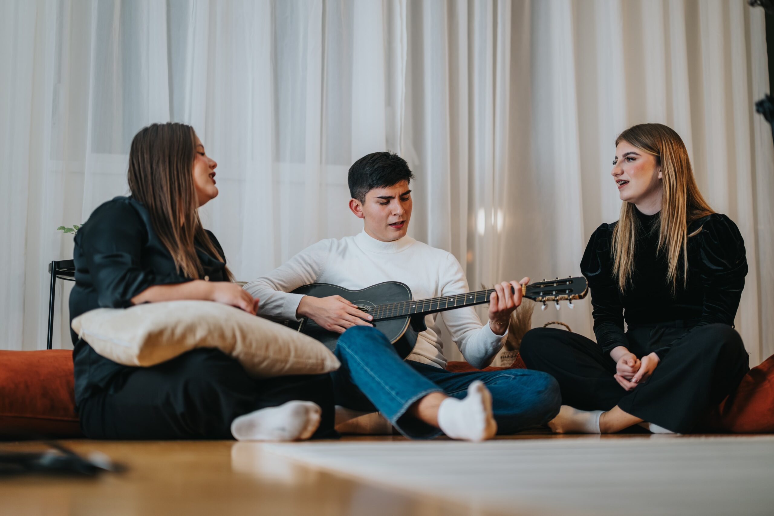 Group singing to show how music and singing support mental health